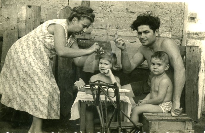 Rodina budoucí živé pochodně v 60. letech – manželka Lidija, dcera Olha syn Volodymyr a Vasyl Makuch. Foto: archiv Ukrajinského almanachu