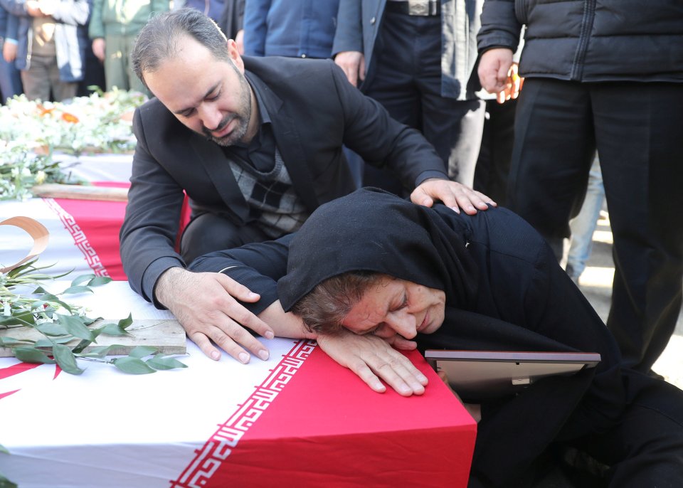 Žena pláče nad rakví oběti, která zemřela při pádu letadla z Teheránu do Kyjeva. Írán nyní přiznal, že letadlo sestřelil sám. Foto: Mahmoud Hosseini  / Tasnim News Agency via Reuters