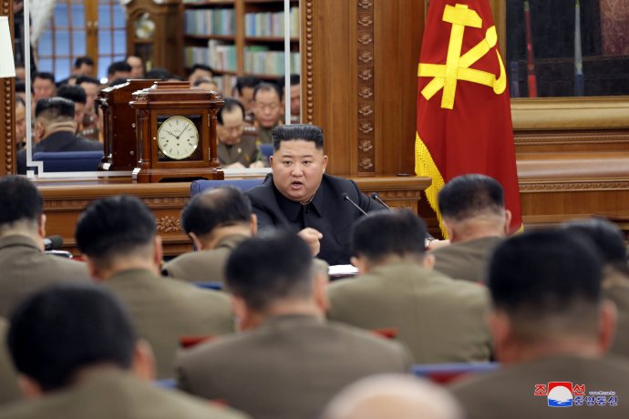 Severokorejský vůdce Kim Čong-un promlouvá na zasedání Ústřední vojenské komise Korejské strany práce (nedatovaný snímek zveřejněný agenturou KCNA 21. prosince 2019). Foto: KCNA via Reuters 