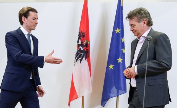Někdejší premiér a vítěz voleb, šéf rakouských lidovců Sebastian Kurz nabízí 1. ledna ve Vídni vládní koalici lídrovi rakouských Zelených Werneru Koglerovi. Foto: Lisi Niesnerová, Reuters