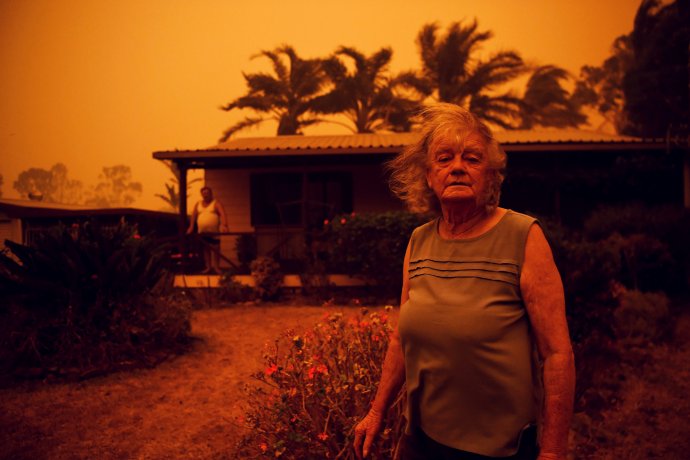 Oheň v Novém Jižním Walesu: Nancy Allenová před svým domem ve městě Nowra a nejhorší požár ve známých dějinách Austrálie. Foto: Tracey Nearmy, Reuters