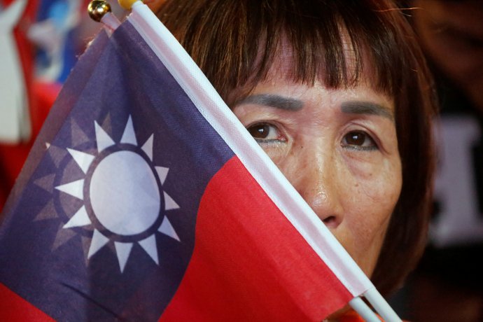 Tchajwanci mají před očima, jak „harmonicky“ se vládne v pevninské Číně. A k tomu od loňského června v Hongkongu vidí, jak garance „jedné země, dvou systémů“ vypadají v praxi. Foto: Ann Wang, Reuters
