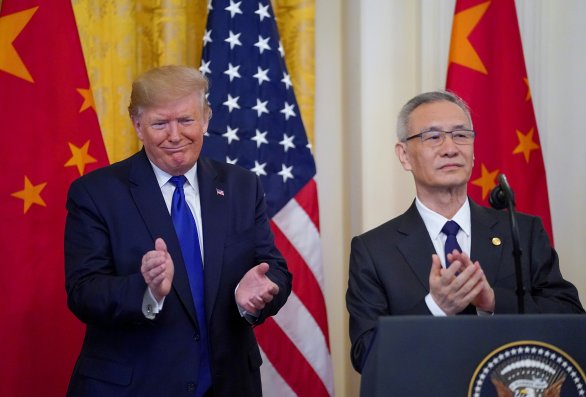Potlesk pro „jednu z nejskvělejších obchodních dohod všech dob“ (slovy Donalda Trumpa). Americký prezident a čínský vicepremiér Liou Che ve středu v Bílém domě podepsali první fázi obchodní dohody mezi Čínou a USA. Foto: Kevin Lamarque, Reuters