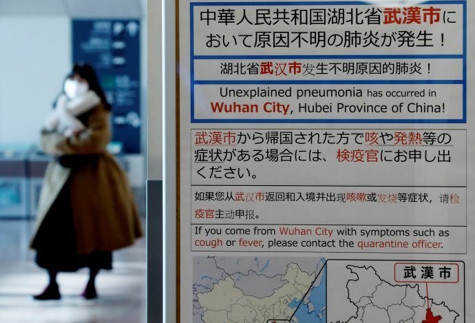 „Nevysvětlený zápal plic se objevil ve městě Wu-chan v čínské provincii Chu-pej!" Výstražná cedule v příletové hale tokijského letiště. Foto: Kim Kjung-hun, Reuters