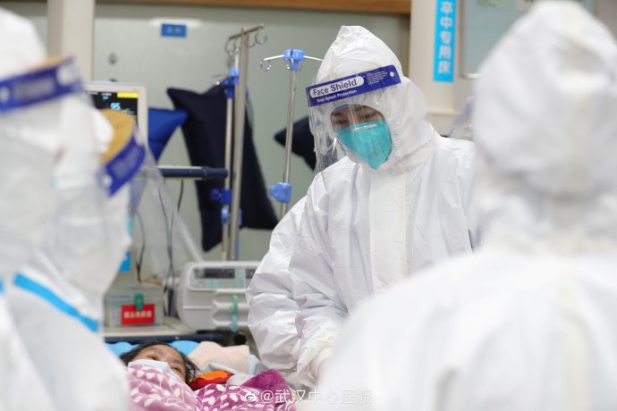 Lékaři a pacientka v ústřední nemocnici v čínském Wu-chanu, 25. ledna 2020. Foto: Weibo wuchanské ústřední nemocnice via Reuters