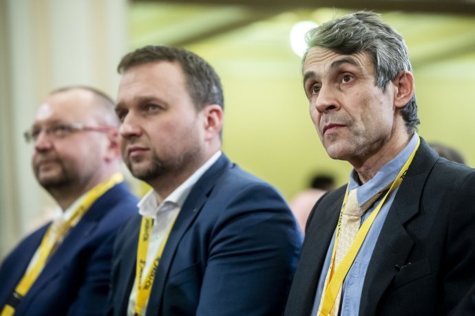 Jan Horníček (vpravo) s novým předsedou strany Marianem Jurečkou. Foto: Gabriel Kuchta, Deník N