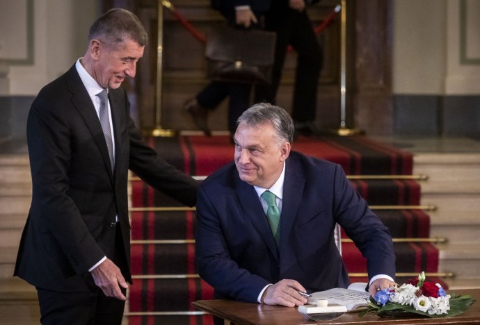 Setkání Andreje Babiše a Viktora Orbána provázejí úsměvy. FOTO: Gabriel Kuchta, Deník N