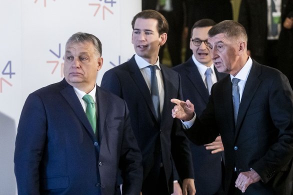 Šéfové vlád Maďarska, Rakouska, Polska a ČR (slovenský premiér na fotce není vidět) při schůzce V4 se Sebastianem Kurzem. Foto: Gabriel Kuchta, Deník N