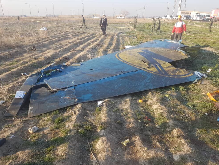 Zbytky letadla na místě havárie. Foto: Islamic Republic News Agency (IRNA)