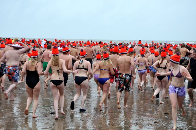 Tady to před šedesáti lety začalo. Tehdy se na pláži u Zandvoortu sešlo pár otužilých nadšenců. Dnes se do studeného moře po jejich vzoru na Nový rok vrhají desítky tisíc lidí. Foto: Carolina Georgatouová, Flickr, CC BY-ND 2.0 