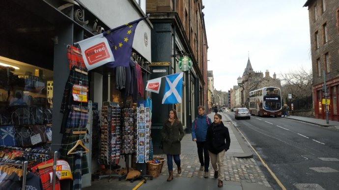 Skotsko dnes spolu s celou Británií opouští Evropskou unii, vlajky EU ale v ulicích Edinburghu vlají dál. Foto: Jan Kudláček, Deník N
