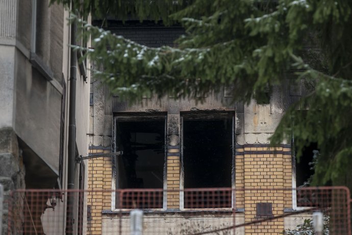 Budova, kterou v neděli ráno zachvátil tragický požár. Foto: Gabriel Kuchta, Deník N