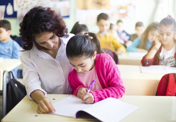Učitelka s žákyní ve škole v Turecku. Foto: Adobe