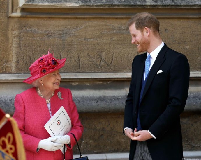 Poslední královskou rodinou oficálně zveřejněný snímek, na kterém jsou spolu britská královna Alžběta II. a její vnuk princ Harry, je až z 15. září, dne jeho 35. narozenin. Foto: oficiální facebookový účet The Royal Family