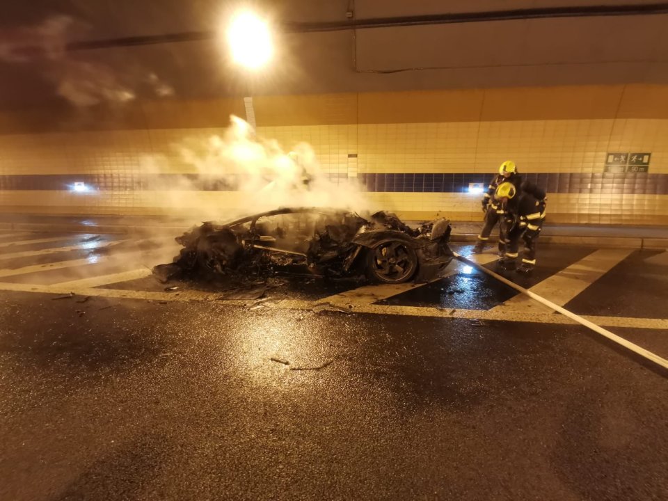 Hořící vozidlo v tunelu Blanka. Foto: Hasiči Praha
