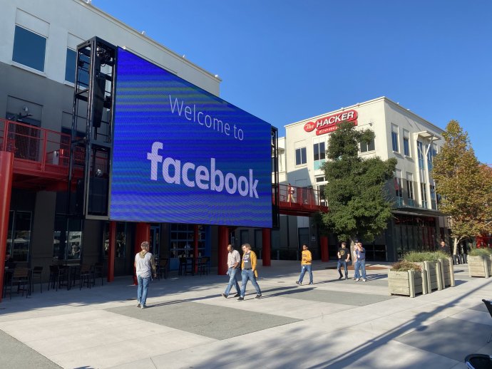 Vstup do sídla společnosti Facebook v kalifornském Menlo Park. Minulý pátek tu měli poněkud rušno. Foto: ČTK/DPA