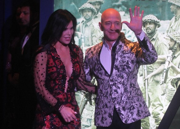 Jeff Bezos už s novou partnerkou Lauren Sanchezovou. O jejich intimní korespondenci se spolu s Bezosovou manželkou dověděl celý svět. Foto: ČTK