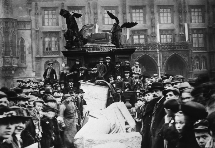Povalený mariánský sloup na Staroměstském náměstí v Praze. Listopad 1918. Foto: ČTK
