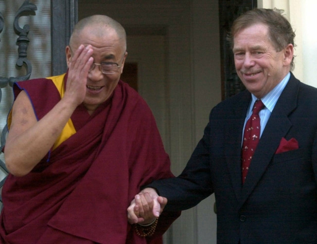 Tibetský duchovní a politický vůdce dalajláma a prezident republiky Václav Havel po setkání, které se uskutečnilo 16. října 2000 v prezidentově vile v Dělostřelecké ulici v Praze 6. Foto: ČTK
