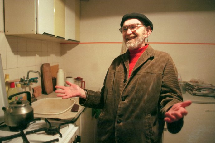 Na protest proti rozdělení Československa se Egon Bondy v roce 1993 přestěhoval do Bratislavy. Na snímku ve svém tamním bytě. Foto: ČTK