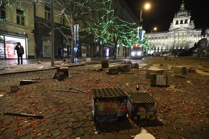 Zbytky po silvestrovských oslavách na pražském Václavském náměstí. Foto: ČTK