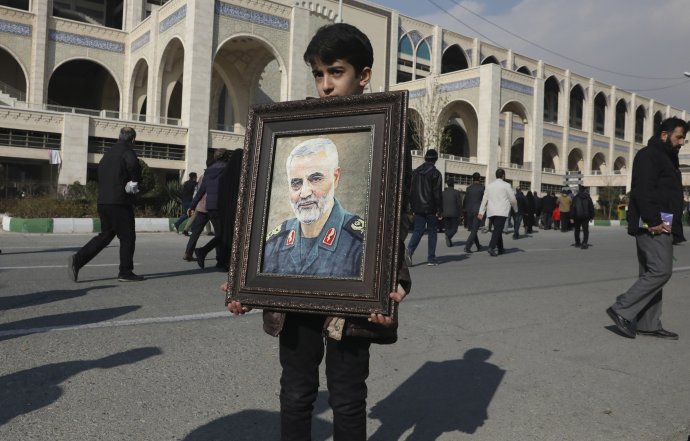 Pro Spojené státy byl Kásem Solejmání terorista, naopak část Íránců po jeho zabití v Iráku truchlila. Na snímku z centra Teheránu nese chlapec generálův portrét. Foto: ČTK/AP