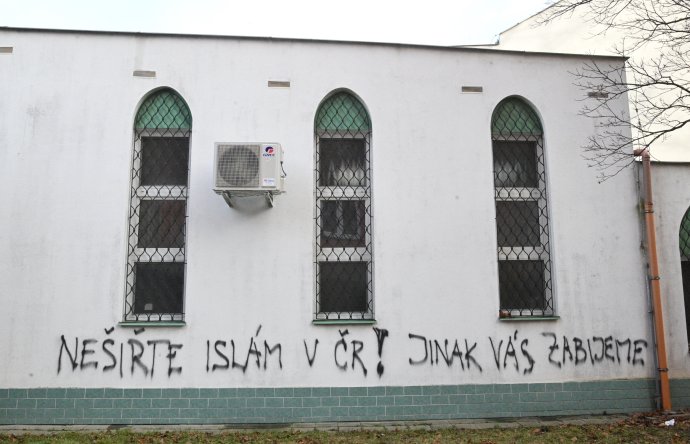 Nápis "Nešiřte islám v ČR! Jinak vás zabijeme", který kdosi nasprejoval na zeď brněnské mešity. Foto: ČTK