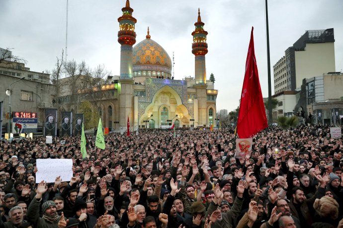 Íránci protestují před mešitou v Teheránu proti americkému útoku, který usmrtil generála Kásema Solejmáního. Prezident Donald Trump pohrozil, že v případě odvety budou další údery směřovat na místa spojená s kulturní identitou jejich země. Foto: ČTK/AP