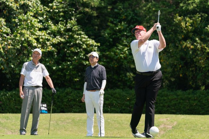 Prezident Donald Trump hraje golf. Uprostřed japonský premiér Šinzó Abe. Červen 2019. Foto: Facebook Bílého domu, White House