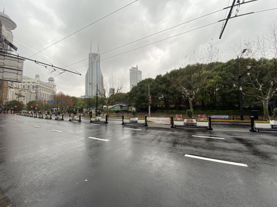 Pustá ulice se vchody do metra a uzavřený park v centru Šangaje z důvodu karantény kvůli koronaviru 2019-nCoV. Foto: Vova Arty