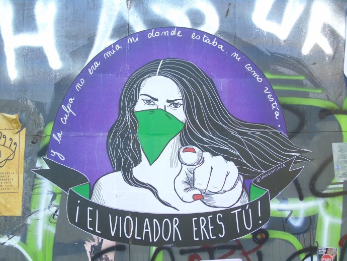 Násilník jsi ty! Heslo feministického protestu v Santiagu de Chile. Foto: Tomáš Nídr
