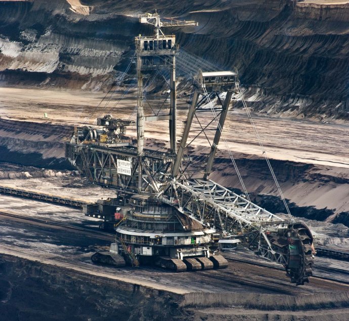 Uhelný důl a rypadlo. Foto: Pexels