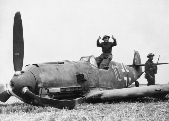 Poškozený Messerschmitt Bf-109E německého letectva po nouzovém přistání v Británii v srpnu 1940. Foto: Wikimedia Commons a Imperial War Museum