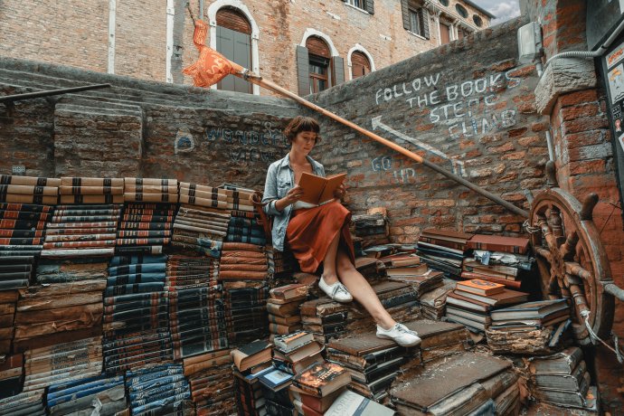 Věty budou chutnat lahodně, i když vám z úst budou neobratně vypadávat jak cihly vypálené z cizích symbolů. Foto: Clay Banks, Unsplash