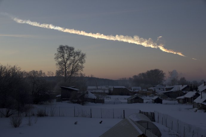 Čeljabinsk, 15. února 2013. Nad městem právě vybuchuje dvacetimetrový asteroid, neboli třicet hirošimských bomb najednou. 1500 lidí bylo zraněno tlakovou vlnou. Foto: Alex Alishevskikh / NASA