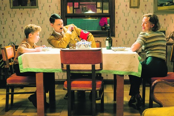 Typická německá domácnost. Roman Griffin Davis, Taika Waititi a Scarlet Johanssonová. Foto: Kimberley French