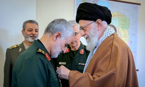 Pro íránský teokratický režim vedený nejvyšším vůdcem ajatolláhem Chameneím (vpravo) byl generál Kásem Solejmání klíčovou oporou. V lednu 2020 přišel o život po americkém útoku. Foto: Khamenei.ir a Wikimedia Commons