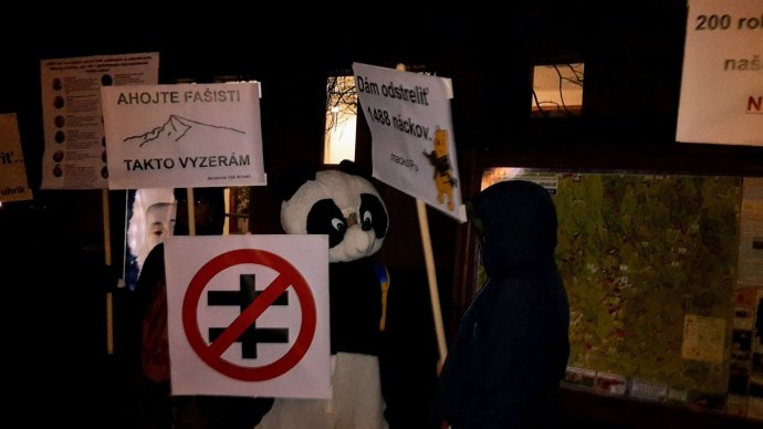 Protest proti setkání kotlebovců s příznivci před společenským sálem ve slovenském Velkém Krtíši. Foto: Karol Sudor, Denník N