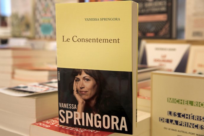 Fotografie knihy Souhlas z francouzského knihkupectví. Foto: Christophe Ena, AP / ČTK