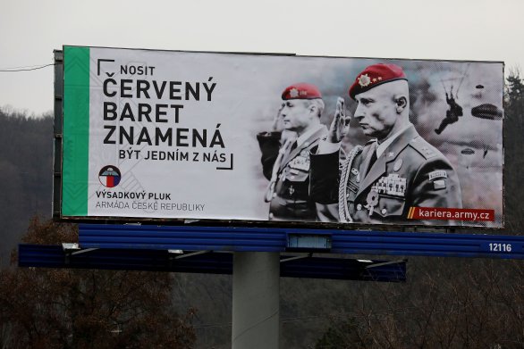 Náborový billboard. Foto: Ludvík Hradilek, Deník N