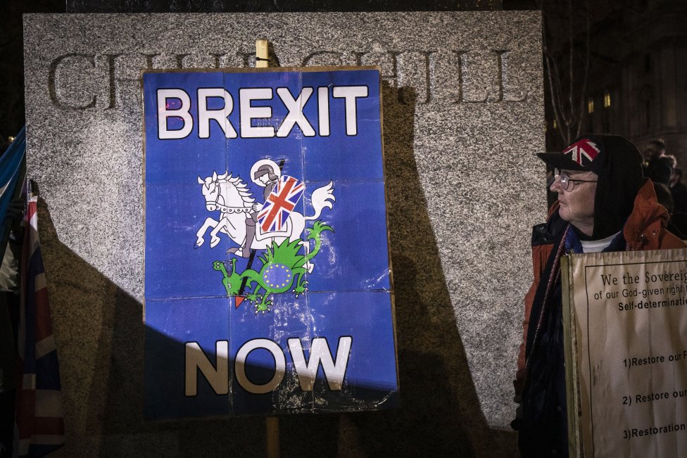 Oslavě brexitu přihlížel zřejmě nejslavnější britský premiér historie Winston Churchill. Z podstavce své sochy na Parlamentním náměstí, o který opřeli svůj transparent stoupenci vystoupení z EU. Foto: Gabriel Kuchta, Deník N.