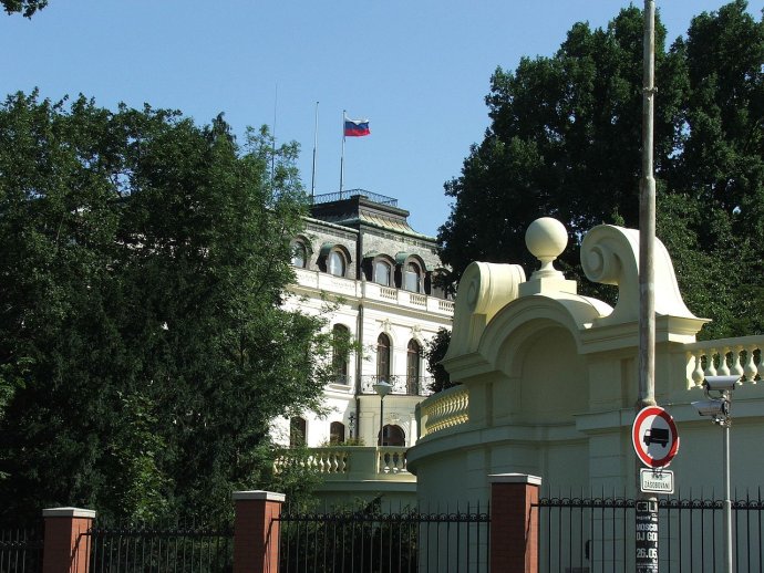 Vítejte na Velvyslanectví Ruské federace v Praze, (dosud) Pod Kaštany 1, Praha 6. Foto: Wikimedia, CC BY 2.5