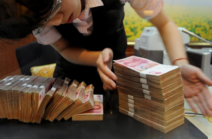 Dnešní Čína je spíš bezhotovostní zemí. Ale bankovky z ní přece jen ještě nezmizely a Čínská lidová banka o víkendu zahájila jejich dezinfekci. Nařídila také, že nesmí překročit hranice těch nejpostiženějších oblastí. Foto: Reuters