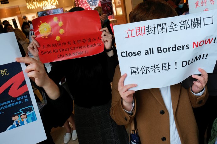 „HNED TEĎ vyžeňte všechny přenašeče viru zpátky do Číny!“ Čínský nápis namísto neutrálního jména Čung-kuo (Čína) uvádí archaismus Č‘-na. Ten kdysi používali Japonci a ještě za čínsko-japonské války získal v očích Číňanů velmi hanlivý nádech, který přetrvává dodnes. Foto: Tyrone Siu, Reuters