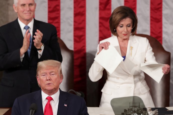 Předsedkyně Sněmovny reprezentantů Nancy Pelosiová trhá text proslovu prezidenta Donalda Trumpa, který přednesl ve Sněmovně v rámci Zprávy o stavu unie. Foto: Jonathan Ernst, Reuters