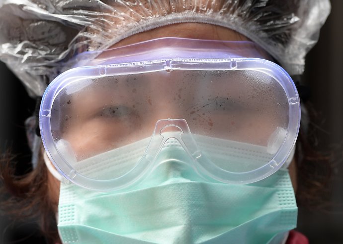 Zdravotní sestra ve Wu-chanu v první fázi pandemie v lednu 2020. Foto: Li Che, Sin-chua, LANA via Reuters