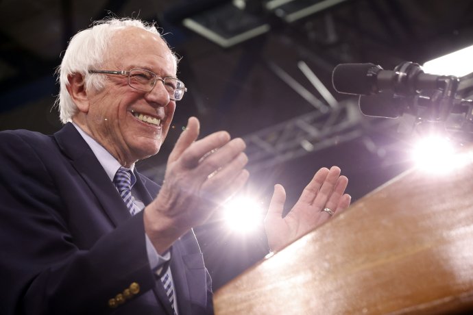 Adept na nominaci na prezidenta USA za Demokratickou stranu Bernie Sanders během stranických primárek ve státě New Hampshire, v tamním Manchesteru. Foto: Mike Segar, Reuters