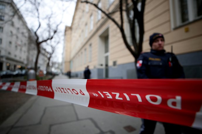 Policie hlídá vídeňskou školu, jejíž učitelka byla podezřelá z nákazy. Foto: Reuters