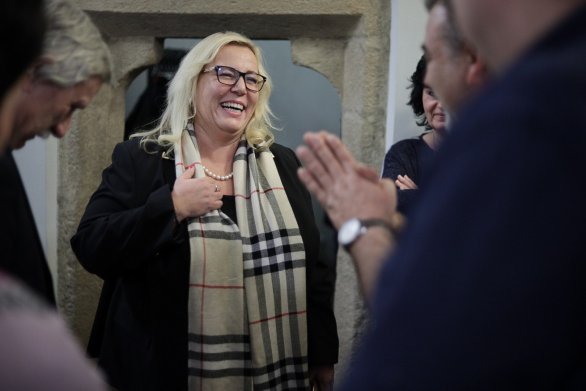 Ministryně pro místní rozvoj Klára Dostálová se setkala nad stavebním zákonem s úředníky a starosty Vysočiny. V kuloárech byla atmosféra uvolněnější než během semináře. Foto: MMR