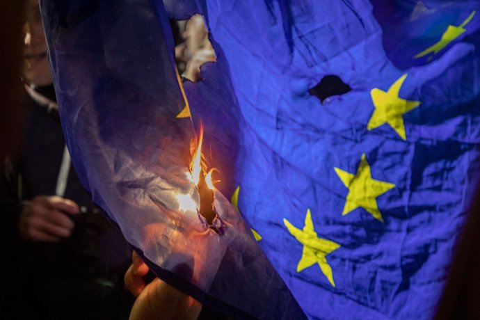 Někdo pálí vlajku EU, někdo si při sčítání lidu zapisuje evropskou národnost. Snímek je z oslav brexitu v Londýně. Foto: Gabriel Kuchta, Deník N